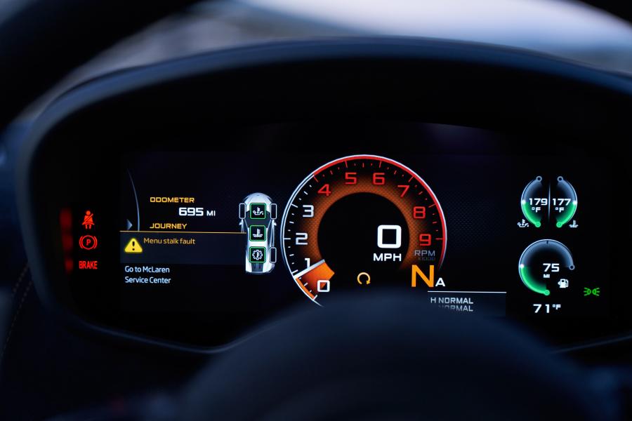 Панель приборов McLaren GT 2019 года  (NA) (фото 8 из 17)